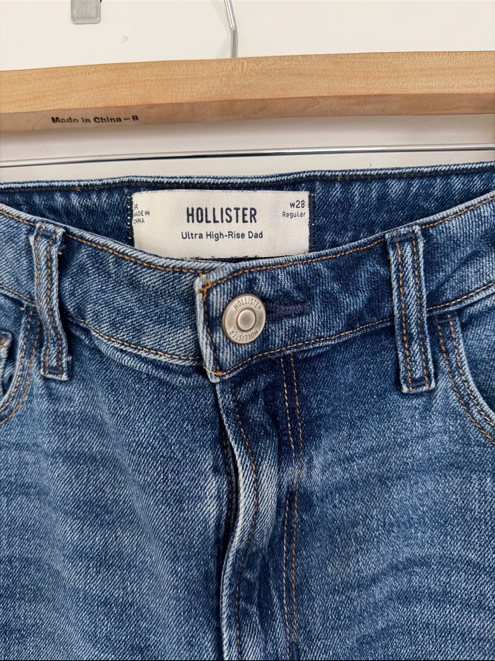 Hollister Relaxed Fit Womans Jeans in Medium Blue Wash